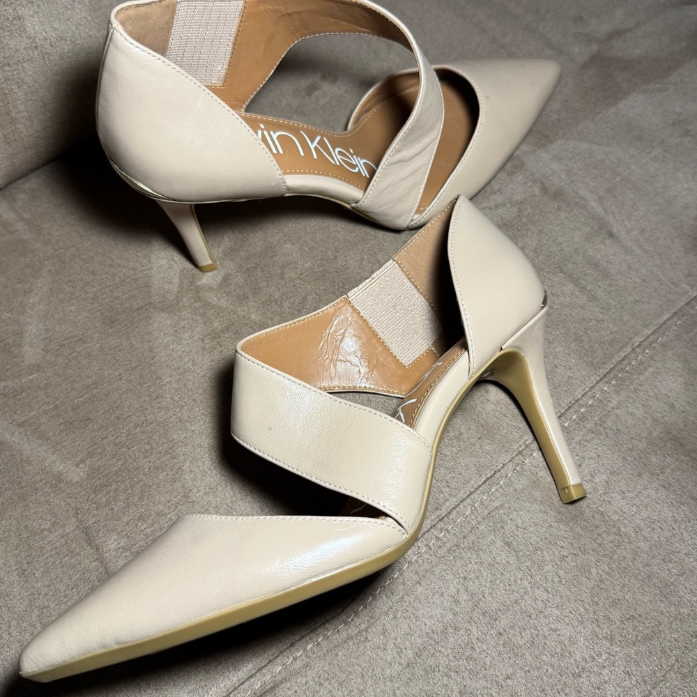 Classic Glam Cream Leather Size-7 3.5" Heels with Asymmetrical Strap - Picture 10 of 10
